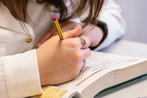 Attenzione al benessere, alle competenze socio emotive, al ruolo della tecnologia e dell’intelligenza artificiale: ecco le nuove indicazioni provinciali per il primo ciclo di istruzione nella scuola italiana della provincia di Bolzano. (Foto: USP)