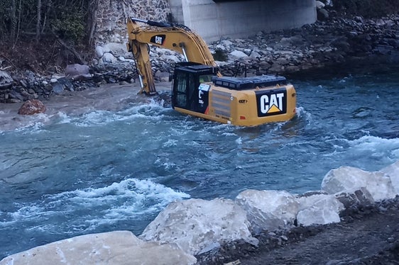 Im Abschnitt von der neuen Unterdrittelbrücke (rechts im Bild) bis zum Zusammenfluss der Rienz mit dem Eisack hat der Bautrupp mit Vorarbeiter Alex Messner mit zwei Baggern große Steinblöcke an den Fuß der erodierten Böschung transportiert. (Foto: LPA/Landesamt für Wildbach- und Lawinenverbauung Nord)