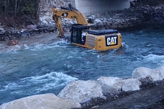 Gli operai, con l'ausilio di due escavatori, hanno trasportato numerosi blocchi di pietra, che garantiranno la sicurezza contro le piene nel tratto vicino al rinnovato ponte. (Foto: ASP/Ufficio Bacini montani Nord)