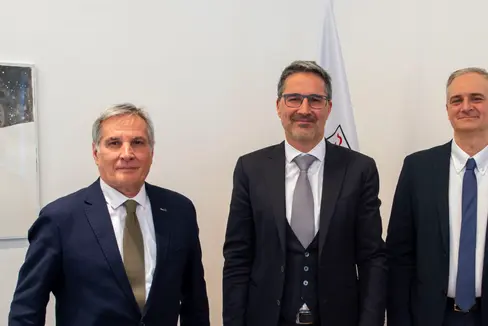 Da sinistra il direttore Rai uscente Vittorio Longati, il presidente Arno Kompatscher e il nuovo direttore Rai Paolo Mazzucato (Foto: ASP/Fabio Brucculeri)