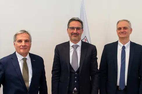 Da sinistra il direttore Rai uscente Vittorio Longati, il presidente Arno Kompatscher e il nuovo direttore Rai Paolo Mazzucato (Foto: ASP/Fabio Brucculeri)