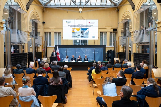 Durante il convegno “Elezioni tra diritto e politica – Un confronto tra Italia e Austria” organizzato dall’Università di Innsbruck e dalla Provincia autonoma di Bolzano il 18 maggio a Bolzano, gli esperti e le esperte hanno affrontato tematiche che spaziano dalle norme in materia di elezioni, candidature e attribuzione dei seggi, all’affluenza alle urne e al comportamento elettorale, fino alla campagna elettorale, al finanziamento e al controllo. (Foto: USP/Fabio Brucculeri)