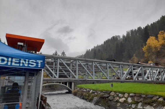 Am Suldenbach in Stilfser Brücke haben das Landesamt für Hydrologie und Stauanlagen und das Landesamt für Wildbach- und Lawinenverbauung West eine innovative brückenartige Struktur mit einem mobilen Geschiebefangkorb errichtet. (Foto: LPA/Maja Clara)