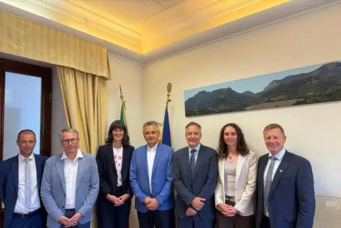Le istanze dell'agricoltura altoatesina sono state discusse a Roma. Da sinistra: il direttore dell'Ufficio sussidi e finanziamenti del Bauernbund Michael Crepaz, il direttore del Bauernbund Siegfried Rinner, la direttrice della Federazione Latterie Alto Adige Annemarie Kaser, il capo Dipartimento delle politiche europee e internazionali e dello sviluppo rurale del Ministero dell'Agricoltura Giuseppe Blasi, il direttore di Dipartimento Ulrich Höllrigl, la responsabile del settore benessere animale e sostenibilità della Federazione Latterie Alto Adige Angelika Oberkofler, il presidente del Bauernbund Daniel Gasser (Foto: USP)