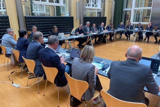 Wir brauchen einen Kulturwandel, um die Digitalisierung und den Generationswechsel in der öffentlichen Verwaltung zu meistern. Die Nutzer- und Kundenorientierung ist in den Mittelpunkt zu stellen, betonte Landeshauptmann Arno Kompatscher bei der Arbeitsbesprechung. (Foto: LPA/Gnews)