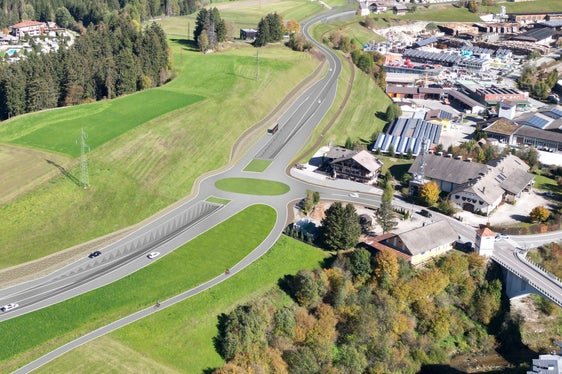 Nachher: Situation an der Kreuzung der Pustertaler Staatsstraße mit Straße nach Olang mit einem plangleichen Verkehrsknoten und angeschlossenem Radweg. (Rendering: Landesabteilung Tiefbau)