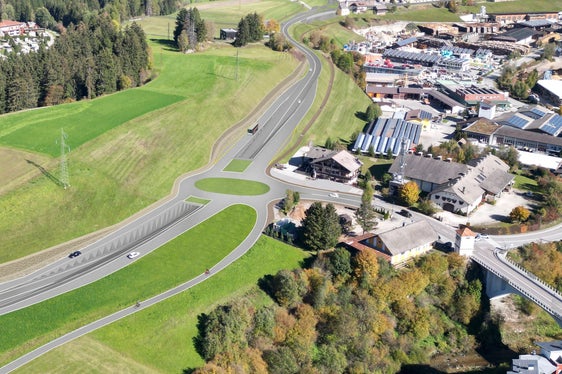 Dopo: situazione dell'intersezione tra la strada statale della Val Pusteria e la strada per Valdaora con incrocio a raso e pista ciclabile collegata. (Rendering: Ripartizione Infrastrutture)
