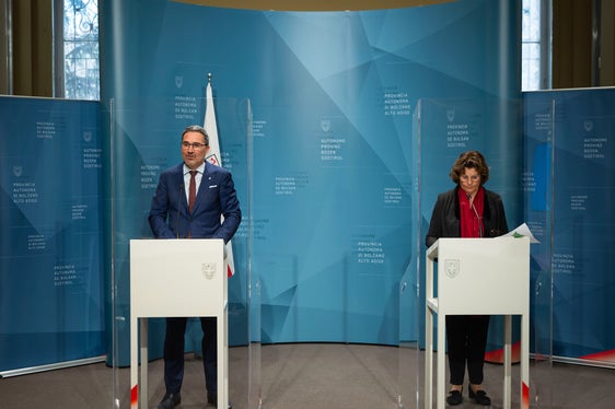 In der Pressekonferenz nach der Regierungssitzung erklärte LRin Hochgruber Kuenzer (r. im Bild mit LH Arno Kompatscher) den Stand der Dinge bei der Ausarbeitung des neuen Landesstrategieplans (LSP). (Foto: LPA/Fabio Brucculeri)