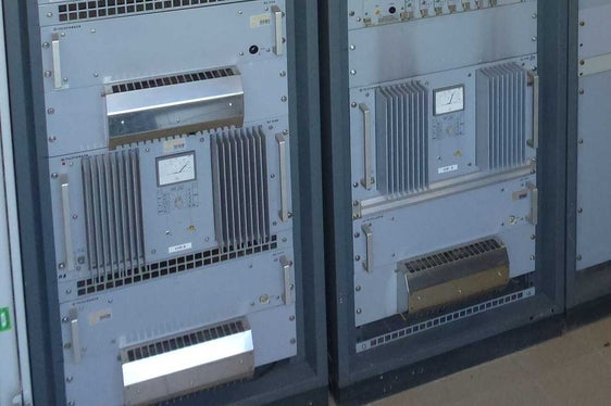 Da martedì 14 aprile Radio Rumantsch non sarà più ricevibile in FM (nella foto, un trasmettitore FM). La RAS spegnerà gli ultimi sei trasmettitori FM. Il programma rimarrà disponibile in tutto il territorio provinciale tramite lo standard radiofonico digitale DAB+. (Foto: RAS)