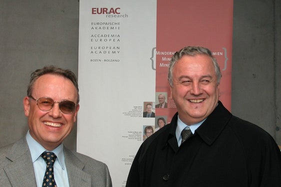 Cigolla era considerato un profondo conoscitore delle strutture amministrative e del panorama formativo: qui (a destra) assieme all'ex presidente dell'Eurac, Werner Stuflesser. (Foto: USP)