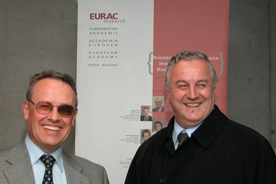 Luigi Cigolla galt als profunder Kenner der Verwaltungsstrukturen und der Bildungslandschaft: Hier (rechts im Bild) zusammen mit dem ehemaligen Präsidenten von Eurac, Werner Stuflesser. (Foto: LPA)