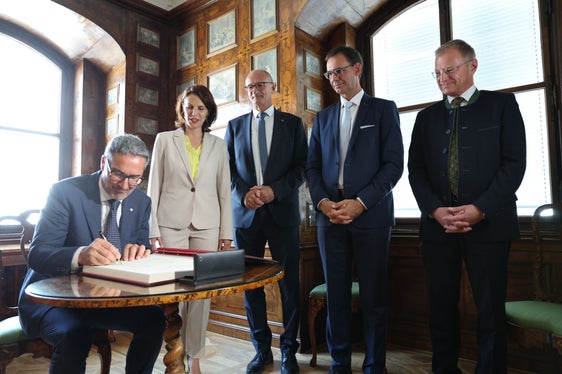 I governatori hanno firmato il libro degli ospiti del Land Salisburgo: da sinistra Thomas Stelzer, Markus Wallner, Anton Mattle e Arno Kompatscher insieme a Karoline Edtstadler. (Foto: Land Salzburg/Franz Neumayr)