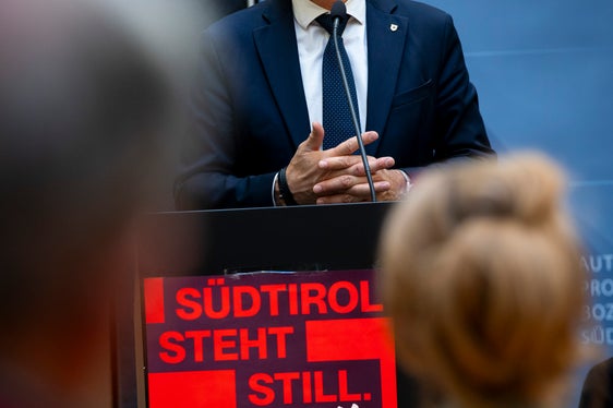 La violenza è un problema strutturale, non un incidente isolato, ha sottolineato il presidente della Provincia Arno Kompatscher (Foto: ASP/Fabio Brucculeri)