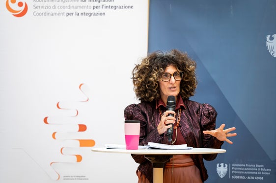 Barbara Bogoni, Leiterin der Koordinationsstelle für Integration, bei der Vorstellung des Jahrbuchs zur Einwanderung 2025. Sie unterstrich die Bedeutung aktueller Daten als Grundlage für Integrationsarbeit und Planung in Südtirol. (Foto: LPA/Fabio Brucculeri)