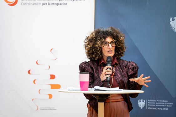 Barbara Bogoni, Leiterin der Koordinationsstelle für Integration, bei der Vorstellung des Jahrbuchs zur Einwanderung 2025. Sie unterstrich die Bedeutung aktueller Daten als Grundlage für Integrationsarbeit und Planung in Südtirol. (Foto: LPA/Fabio Brucculeri)