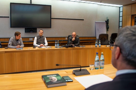 Aussprache über Ehrenamt, Pflege der Tradition und Identität: Landeshauptmann Kompatscher (Vordergrund) mit (v.l.) Zemmer, Seppi und Andergassen (Foto: LPA/Fabio Brucculeri)