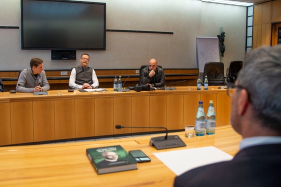 Un momento dell'odierno incontro tra il presidente Kompatscher e la delegazione degli Schützen. (Foto: ASP/Fabio Brucculeri)