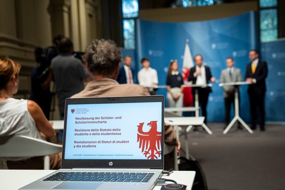 Nach 23 Jahren wurde die Charta der Schülerinnen und Schüler umfassend überarbeitet. Die neue Charta gilt bereits im Schuljahr 2026/27. (Foto: LPA/Fabio Brucculeri)