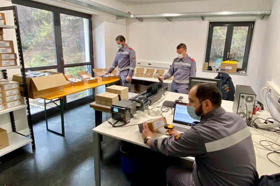 Am Sitz des Landesverbandes der Freiwilligen Feuerwehren wurde eine Funkwerkstatt (im Bild) eingerichtet. (Foto: Landesverband der Freiwilligen Feuerwehren)