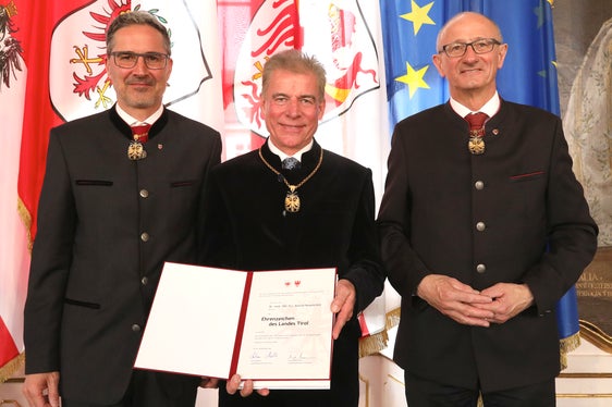 Konrad Bergmeister, insignito dell'onorificenza del Land Tirol, tra il presidente Kompatscher e il presidente Mattle. (Foto: Land Tirol/Frischauf Bild)