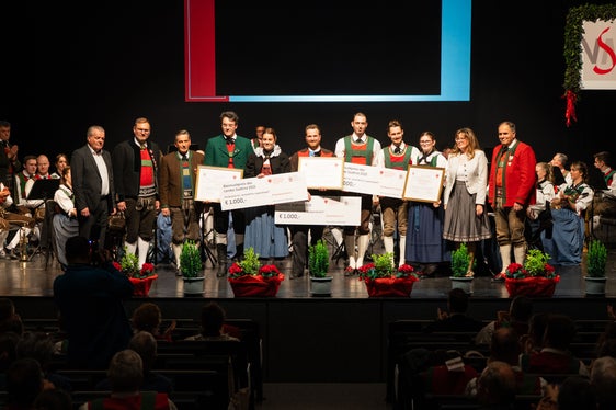 Für vorbildliche Jugendarbeit erhielten die Bürgerkapelle Kaltern, die Bürgerkapelle Lana und die Musikkapelle St. Johann in Ahrn jeweils 1.000 Euro. (Foto: VSM/Martin Kolhaupt)