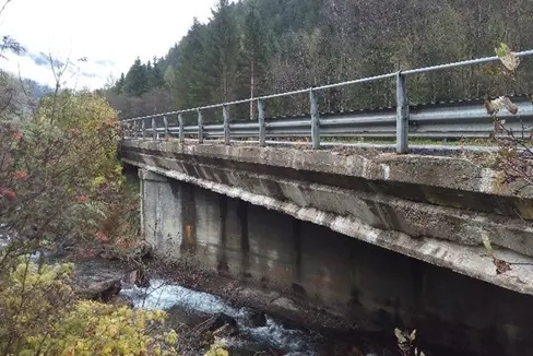 Il ponte, che attraversa il rio di Anterselva, poco a monte dell’abitato di Anterselva di mezzo verrà demolito e successivamente ricostruita sullo stesso tracciato stradale. (Foto: ASP/Servizio ponti)