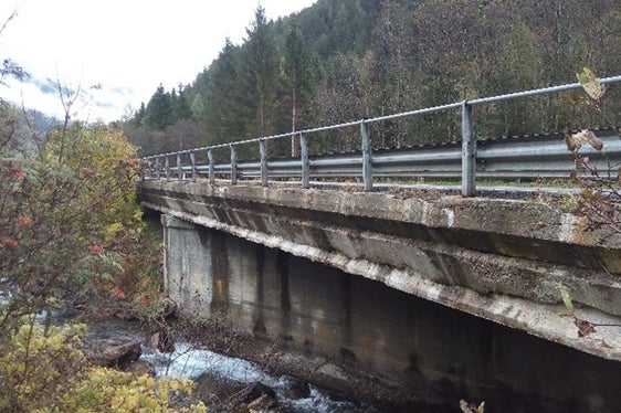 Die Brücke über den Antholzer Bach oberhalb des Dorfes Antholz Mittertal wird abgerissen und an derselben Stelle wieder aufgebaut. Die Arbeiten sind nun ausgeschrieben. (Foto: LPA/Landesabteilung Tiefbau)