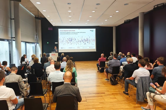 Landeshauptmann Kompatscher war am 15. Juli Gast beim Forum Digital im Forschungsinstitut Eurac. (Foto: LPA/Ursula Pirchstaller)