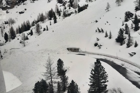 Gleiche mehrere Lawinen sind auf die Staatsstraße am Grödner Joch abgegangen. Der Straßendienst hatte den Verkehrsweg zuvor aus Sicherheitsgründen gesperrt. (Foto: LPA/Landesstraßendienst)