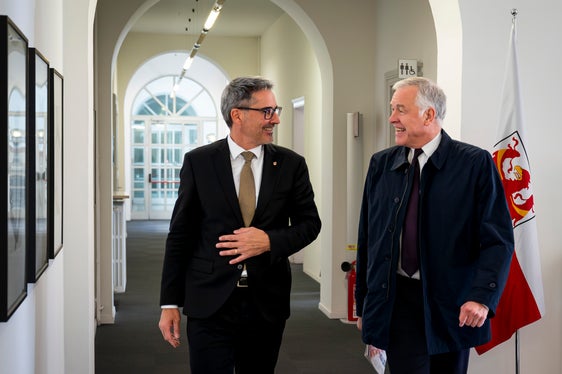 Martin Eichtinger (rechts) stattete Landeshauptmann Arno Kompatscher einen Antrittsbesuch in Bozen ab. (Foto: LPA/Fabio Brucculeri)