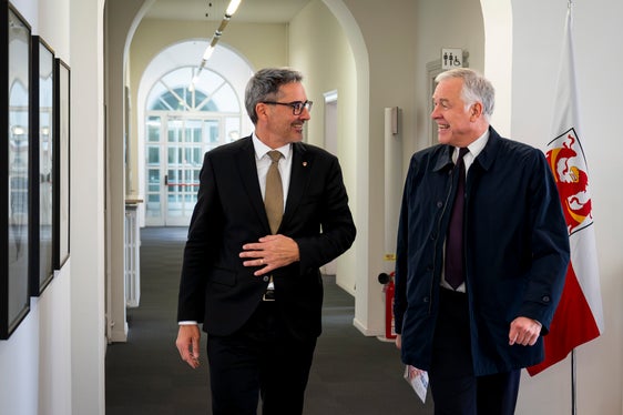 Martin Eichtinger (rechts) stattete Landeshauptmann Arno Kompatscher einen Antrittsbesuch in Bozen ab. (Foto: LPA/Fabio Brucculeri)