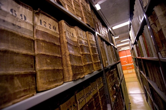 I depositi sotterranei dell’Archivio provinciale, che i cittadini potranno visitare per ammirare documenti storici e più recenti conservati come preziosa documentazione. (Foto: ASP/Soprintendenza beni culturali)