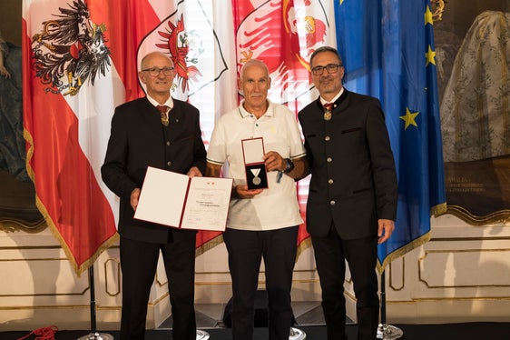 Die Landeshauptleute Anton Mattle (links) und Arno Kompatscher (rechts) ehrten Peter Trocker (Mitte) aus Runggaditsch. Peter Trocker hatte einem schwerverletzten Skifahrer das Leben gerettet.
(Foto: Land Tirol/Sedlak)