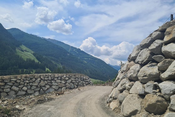 Zwei Ablenkdämme aus Zyklopensteinen erhöhen jetzt die Hochwassersicherheit des Wollbachs in St. Jakob im Ahrntal. (Foto: LPA/Landesamt für Wildbach- und Lawinenverbauung Ost)