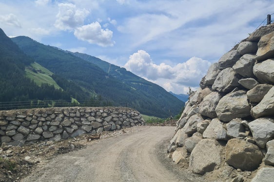 Due argini deviatori in pietre ciclopiche aumentano la protezione dalle piene del rio di Valle a San Giacomo in Valle Aurina (Foto: ASP/Ufficio sistemazione bacini montani Est)