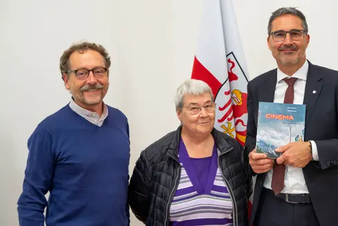 Il presidente del Filmclub Luigi Loddi ha fatto recentemente visita al presidente della Provincia Arno Kompatscher assieme alla componente del direttivo, Waltraud Staudacher (Foto: ASP/Fabio Brucculeri)