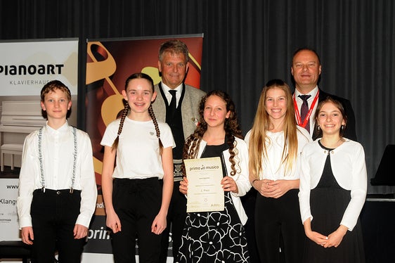 Das Ensemble Take Five unter der Leitung von Elisabeth Mutschlechner besteht aus Schülerinnen und Schülern der Musikschuldirektionen Oberes Pustertal, Taufers/Ahrntal, Klausen/Seis sowie Lana/Ulten/Nonsberg und ist in der Wertungskategorie Kammermusik für Holzblasinstrumente angetreten. Die jungen Teilnehmenden (Andreas Trocker, Lena Eppacher, Silvia Hofer, Mara Kaufmann und Joana Matea Vasileva Nikolay) werden auch im Mai in Brixen beim Bundeswettbewerb zu hören sein. (Foto: Tiroler Musikschulwerk/Melanie Eberl)