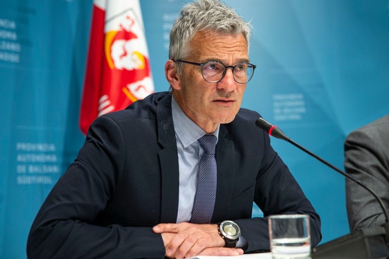 Abteilungsdirektor Günther Unterthiner erläuterte den Status Quo im Umgang mit Bären in Südtirol. (Foto: LPA/Fabio Brucculeri)