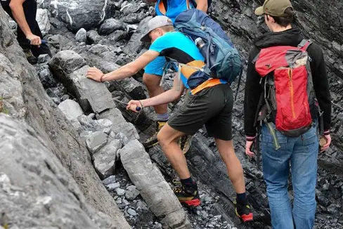Im Glaziologiecamp – im Bild ein Bild vom Glaziologiecamp 2023 – kann theoretisches Wissen in die Praxis umgesetzt werden. Ab kommenden Montag, 16. September, können Schülerinnen und Schüler wieder Erfahrungen am Stilfser Joch sammeln. (Foto: LPA/Deutsche Bildungsdirektion/Christian Aspmeier)
