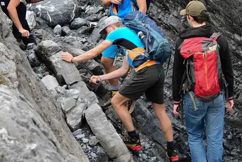 Im Glaziologiecamp – im Bild ein Bild vom Glaziologiecamp 2023 – kann theoretisches Wissen in die Praxis umgesetzt werden. Ab kommenden Montag, 16. September, können Schülerinnen und Schüler wieder Erfahrungen am Stilfser Joch sammeln. (Foto: LPA/Deutsche Bildungsdirektion/Christian Aspmeier)