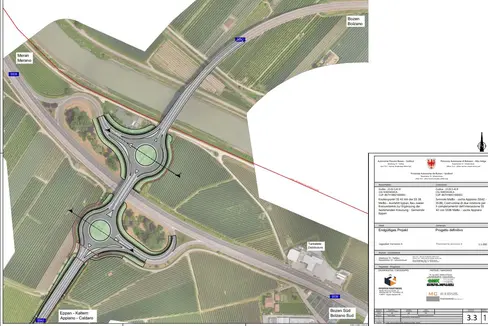 All'incrocio tra la superstrada MeBo (SS38) e la strada statale del Passo della Mendola (SS42), nel Comune di Appiano, due rotatorie garantiranno in futuro una maggiore sicurezza per gli utenti della strada. (Foto: Ripartizione Infrastrutture)