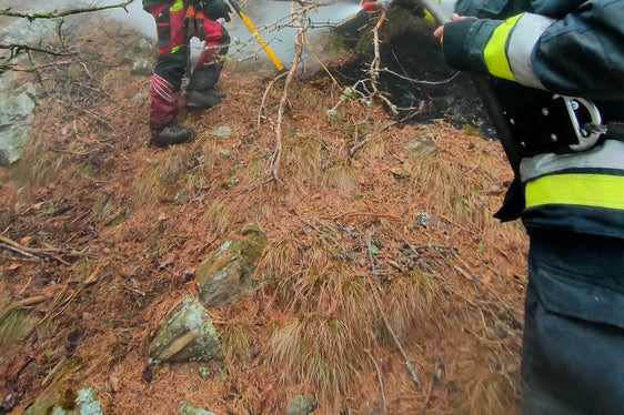 L'incendio sul Monte Sole: i focolai incandescenti devono essere continuamente spenti. (Foto: USP/Unione Provinciale dei Corpi dei Vigili del Fuoco Volontari)