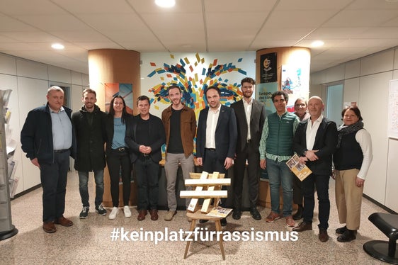 Die Übergabe des Stuhls erfolgte in Anwesenheit von Landesrat Achammer, des Direktors der Landesabteilung Deutsche Kultur Volker Klotz, des Direktors des Landesamtes für Jugendarbeit Konrad Pamer, des Landtagsabgeordneten Zeno Oberkofler und des Netzwerkes Jugendarbeit mit den Geschäftsführenden der Dachverbände netz, AGJD und Südtiroler Jugendring. (Foto: LPA/Landesamt für Jugendarbeit)