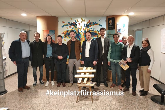 Die Übergabe des Stuhls erfolgte in Anwesenheit von Landesrat Achammer, des Direktors der Landesabteilung Deutsche Kultur Volker Klotz, des Direktors des Landesamtes für Jugendarbeit Konrad Pamer, des Landtagsabgeordneten Zeno Oberkofler und des Netzwerkes Jugendarbeit mit den Geschäftsführenden der Dachverbände netz, AGJD und Südtiroler Jugendring. (Foto: LPA/Landesamt für Jugendarbeit)