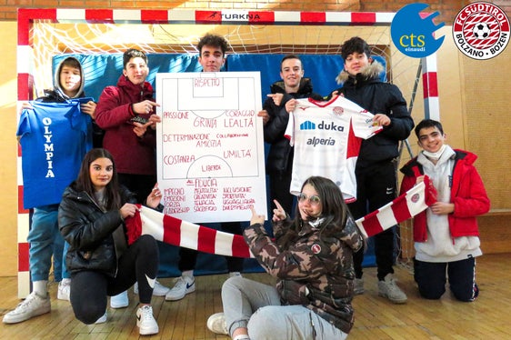 Die Schüler der LBS Einaudi präsentieren Werte wie Loyalität, Fairness, Freundschaft, Toleranz und Respekt, die sie mit Vertretern des FC Südtirol thematisiert haben. (Foto: LPA/LBS Einaudi)