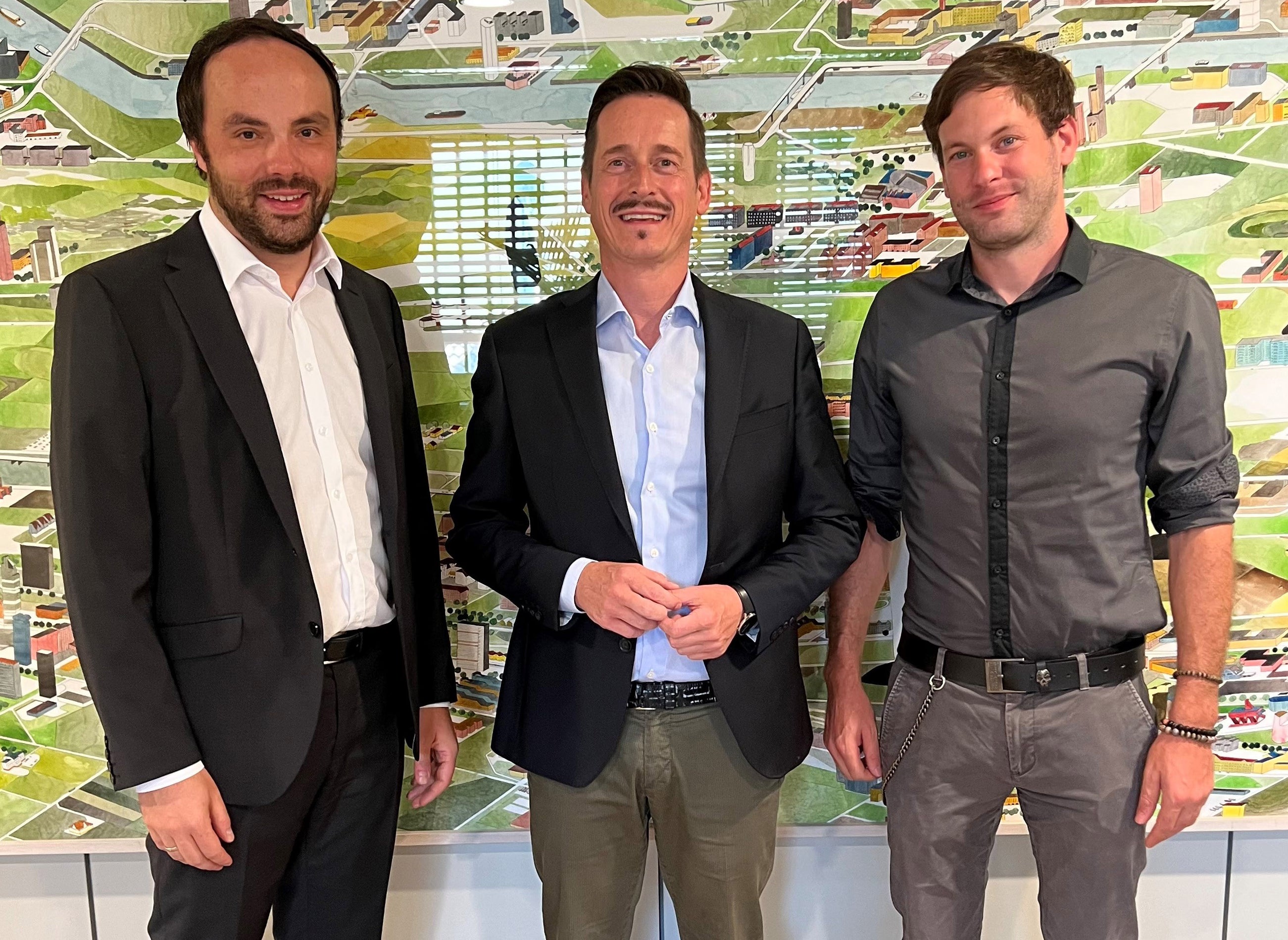 Kulturlandesrat Achammer hat beim Besuch von STV-Präsident Rene Mair und dem künstlerischen Koordinator des Theaterverbandes, Jonas Prieth, unter anderem über die Vielfalt und das hohe Niveau der Südtiroler Theaterbühnen gesprochen. (Foto: LPA/Nicole Abler)