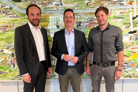 Il mondo del teatro altoatesino e la sua grande varietà: questo uno dei tanti temi al centro dell'incontro tra l'assessore provinciale Philipp Achammer (nella foto il primo da sinistra), il neo presidente della STV Rene Mair ed il coordinatore artistico dell'associazione Jonas Prieth. (Foto: ASP/Nicole Abler)
Nella foto (da sinistra)