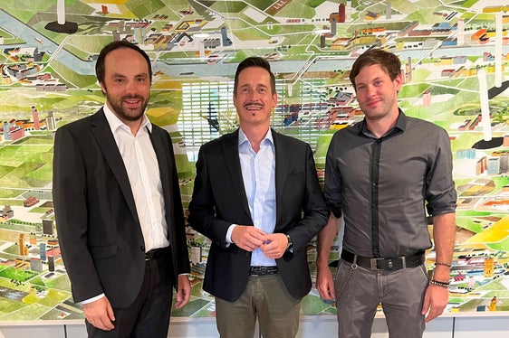 Il mondo del teatro altoatesino e la sua grande varietà: questo uno dei tanti temi al centro dell'incontro tra l'assessore provinciale Philipp Achammer (nella foto il primo da sinistra), il neo presidente della STV Rene Mair ed il coordinatore artistico dell'associazione Jonas Prieth. (Foto: ASP/Nicole Abler)
Nella foto (da sinistra)