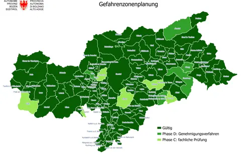 90 Prozent der Südtiroler Gemeinden verfügen über einen genehmigten Gefahrenzonenplan. Am 9. Jänner ist St. Leonhard in Passeier dazu gekommen. (Grafik: Landesamt für Landschafts- und Gemeindeplanung)