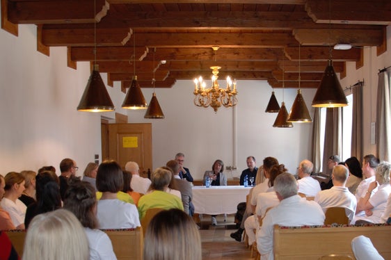 L'assessore Messner ha tenuto la prima delle visite previste nella base distrettuale di Monguelfo. Alla visita sono seguiti due incontri a San Candido con il personale ospedaliero, i medici primari, i responsabili dei servizi infermieristici, i coordinatori e la direzione della struttura. (Foto: ASP/Karin Leiter)